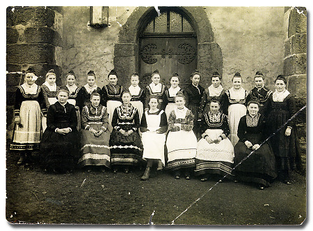 Schülerinnen der Hauswirtschaftsschule in Lohra vor dem Portal der Kirche, um 1925