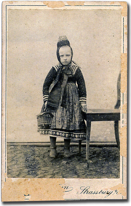 Mädchen aus Kirchvers mit Tragekörbchen, um 1902