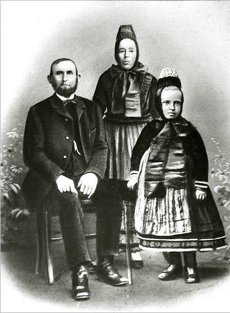 Ehepaar mit Kind aus Kirchvers, um 1902