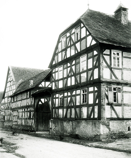Hof mit großem überdachten Hoftor in Kirchvers, 1929