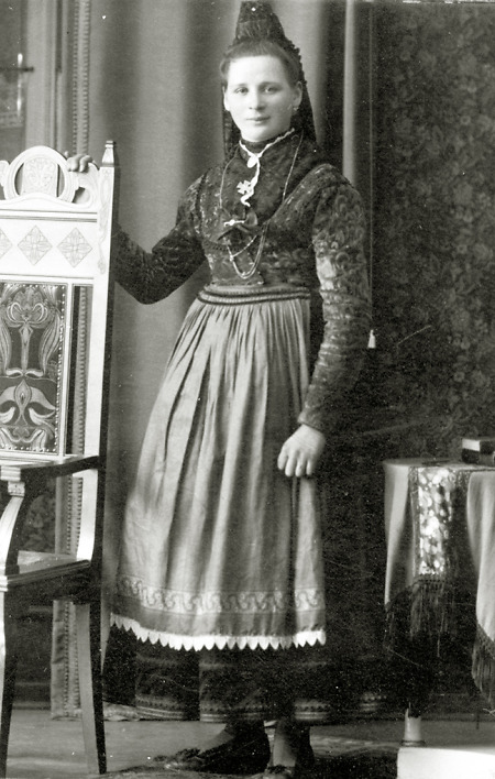 Junge Frau aus Rollshausen in Marburger Tracht, um 1920