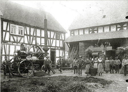 Die Dampfdreschmaschine einer Lohndrescherei in Rollshausen, um 1911