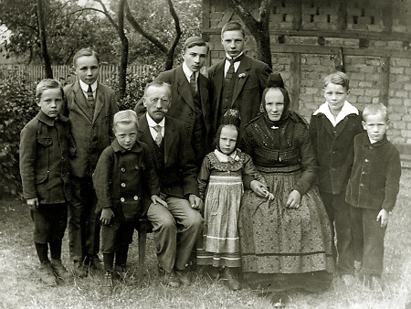 Familie eines Zimmermeisters aus Rollshausen, um 1922