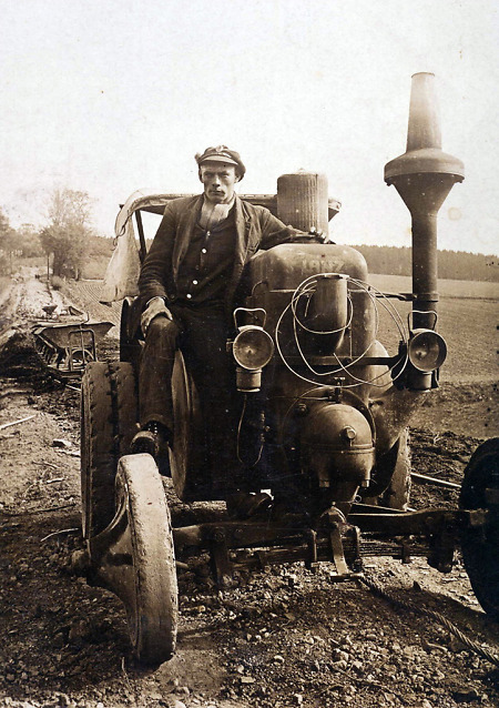 Junger Mann aus Rollshausen beim Straßenbau, 1920er Jahre