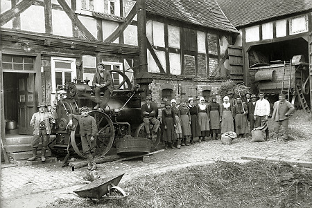 Dreschmaschine auf einem Hof in Rollshausen, 1919