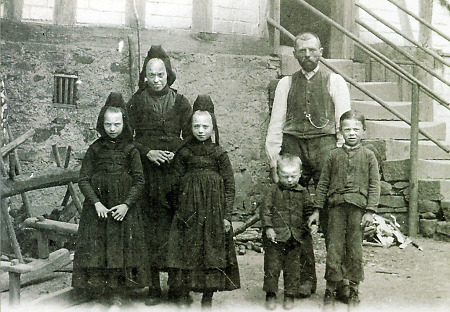 Familie vor ihrem Haus in Kirchvers, um 1910