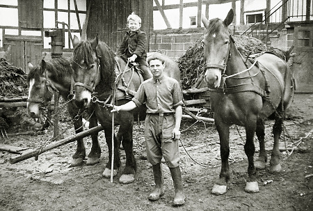 Helfer auf einem Bauernhof in Hauptschwenda mit Pferdegespann, 1943
