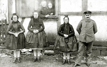 Familie aus Hauptschwenda vor ihrem Haus, um 1900