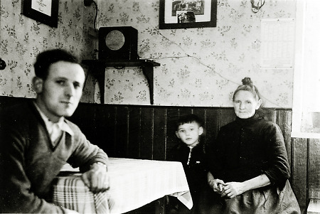 Familie in Hauptschwenda während des Krieges, 1943