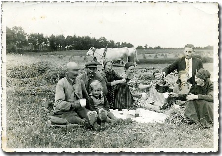 Familie aus Olberode bei einer Pause beim Kartoffellesen, 1938