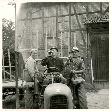 Personen aus Olberode bei der Heimkehr vom Feld, 1967