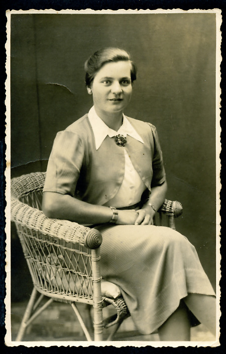 Junge Frau aus Ottrau in selbstgeschneidertem städtischem Kostüm, um 1938