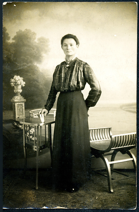 Junge Frau aus Nausis in städtischer Kleidung, um 1910