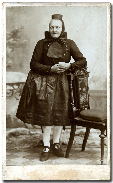 Witwe aus Hattendorf in Schwälmer Tracht, um 1900