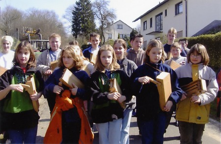 „Rasseln“ in Stadtallendorf von Ministranten am Karfreitag, um 1998