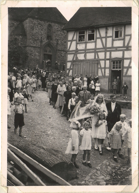 Hochzeitzug mit Brautpaar in Hebel, 1947