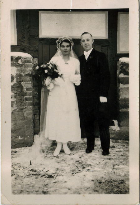 Junges Brautpaar aus Hebel, um 1946