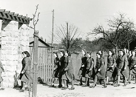 Weiblicher Arbeitsdienst in Uniform in Korbach, 1939