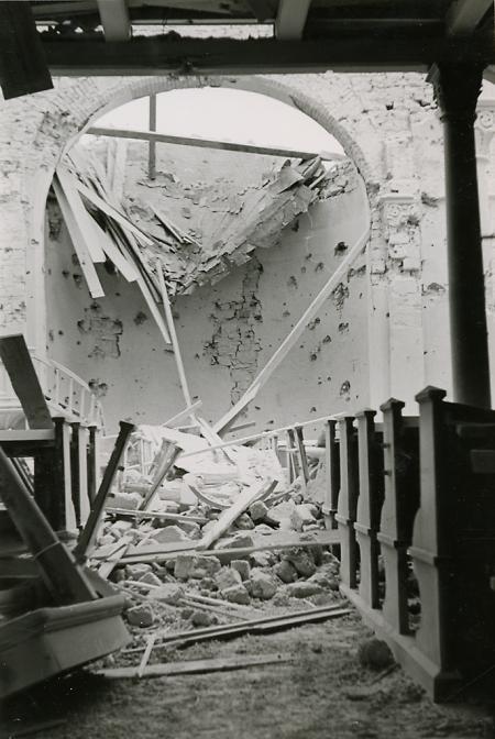 Die durch einen Bombenangriff beschädigte Kirche in Vasbeck, 23. Juli 1940