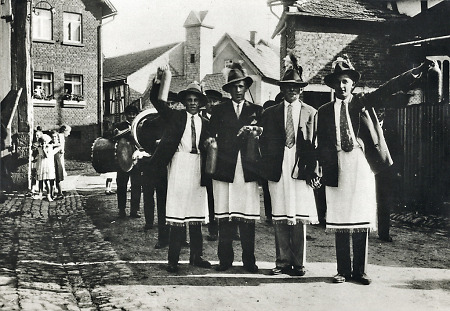 Die Kirmesburschen in Queckborn, 1928