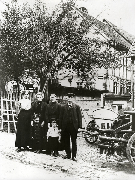 Familie in Queckborn 'im Schnepfenhain', 1917/18