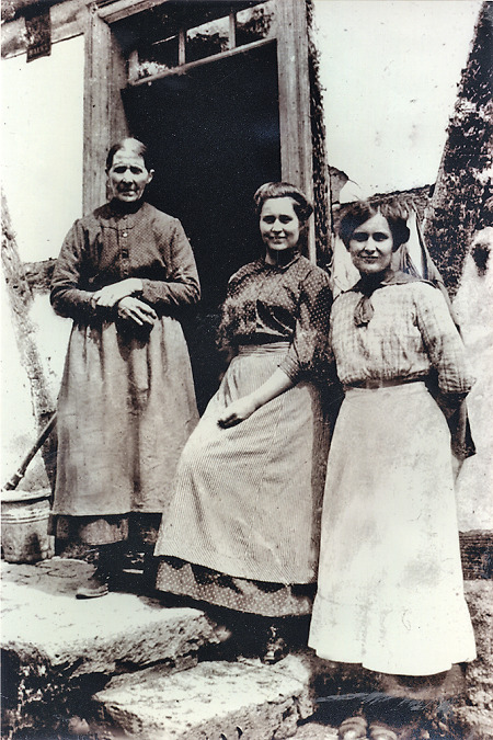 Frau aus Queckborn mit ihren Töchtern, um 1920