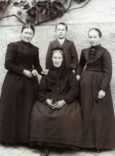 Drei Generationen einer Familie in Queckborn, um 1900