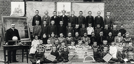 Schulklasse aus Queckborn mit ihrem Lehrer, 1907