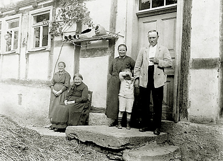 Familie vor ihrem Haus in Queckborn, um 1905?
