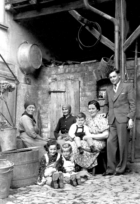 Familie aus Queckborn auf ihrem Hof, um 1950?