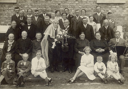 Hochzeitsgesellschaft in Queckborn, 1931