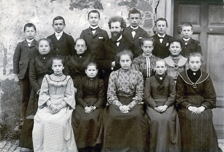 Pfarrer mit Konfirmanden in Queckborn, um 1905