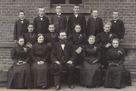 Pfarrer mit Konfirmanden in Queckborn, 1907
