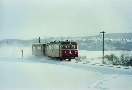Zug in der verschneiten Landschaft bei Wetterburg, 1985