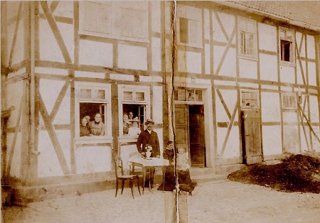 Familie aus Wetterburg vor und in ihrem Haus, vor 1914