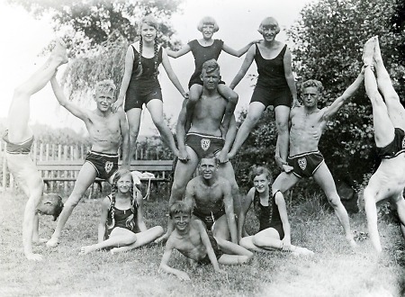Jugendliche bei Turnübungen im Schwimmbad in Wetterburg, um 1930