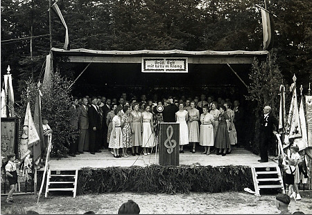 Liedvortrag des Gesangvereins beim Sängerfest in Wetterburg, 1955