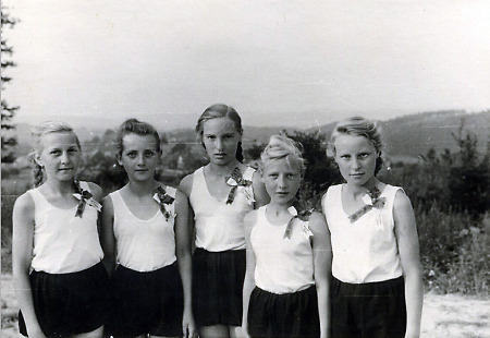 Junge Turnerinnen beim 40-jährigen Bestehen des Turnvereins Wetterburg, 1950