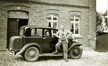 Ehepaar mit einem Opel P 4 in Wetterburg, 1938