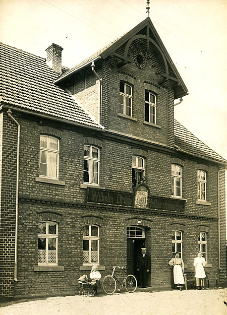 Die Familie des Hofbürstenmachers Drude vor ihrem Haus in Wetterburg, vor 1914