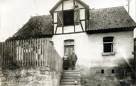 Ehepaar vor seinem Haus in Wetterburg, 1920er Jahre?