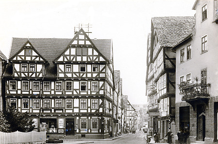 Häuserzeile an der Ecke Markt und Brückenstraße in Melsungen, 1938-1945