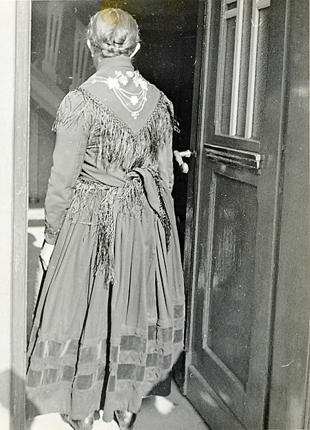 Frau aus Lischeid in Schönsteiner Tracht, 1938