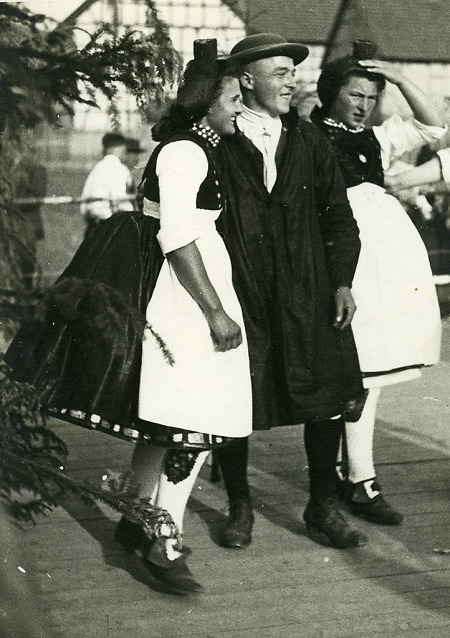 Zwei junge Frauen und ein junger Mann in Schwälmer Tracht, um 1938