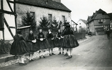 Schwälmerinnen in Kirchentracht in Merzhausen, 1935