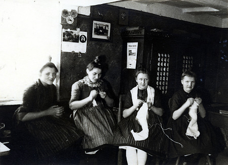 Vier junge Frauen aus der Schwalm beim Stricken, um 1935