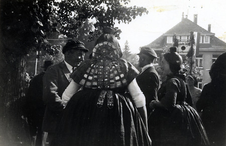 Junge Männer und Frauen in Schwälmer Tracht, um 1935
