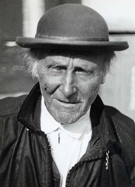 Porträt eines Mannes mit Hut der Schwälmer Tracht, um 1938