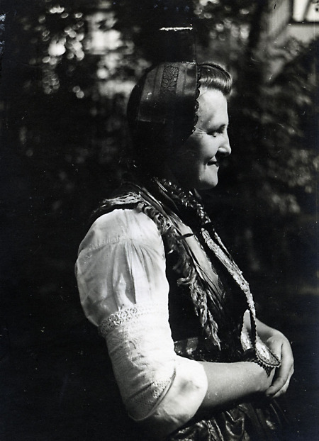 Frau aus Merzhausen in Schwälmer Tracht , um 1935