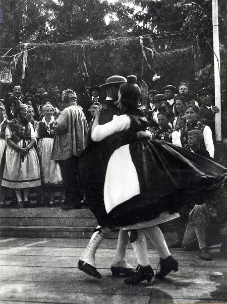 Tanzendes Paar in Schwälmer Tracht, um 1938